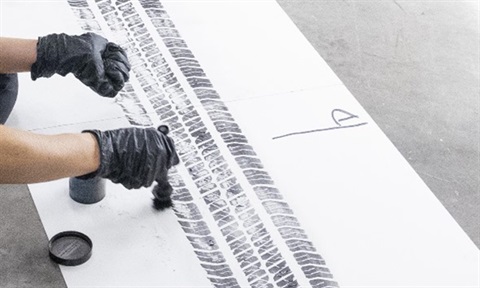 Tire tread dusting